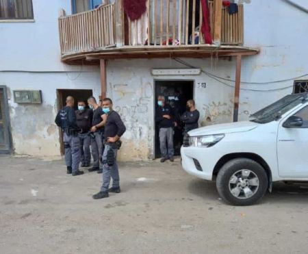 الشرطة الاسرائيلية تفتش احد المنازل في برطعة